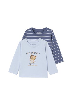 Zwei Babyhemden mit langen Ärmeln; vorne hellblau mit Tiger auf Skateboard und "Let's RR Ride! Happy little tiger", hinten marineblau mit weißen Streifen.