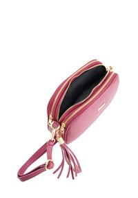 Lyserød lædertaske med skulderrem, to lynlåslommer, guldfarvet hardware og aftagelig håndledsrem med kvastudsmykning.