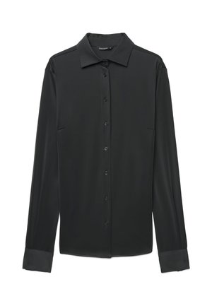 Chemise noire à manches longues, boutonnée, avec col, poignets et tissu lisse, présentée sur fond blanc.
