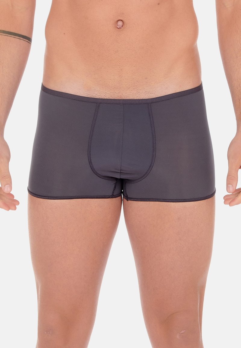 Boxer aderenti neri realizzati in un tessuto liscio e elasticizzato, con una cucitura frontale e una vita rinforzata per maggiore supporto e comfort.