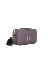 Borsa rettangolare in pelle viola con superficie testurizzata, hardware dorato e un piccolo etichetta in pelle nera attaccato con chiusura a zip.