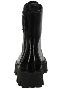 Botín de charol negro con suela gruesa, cremallera lateral y diseño elegante. Presenta una textura suave y puntera redondeada.