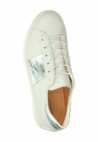 Weiße Ledersneaker mit einem seitlichen metallisch-silbernen Einsatz, runder Zehenpartie und flachen Schnürsenkeln. Strukturiierte Gummisohle mit gezacktem Rand.