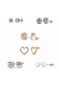 Collezione di sei paia di orecchini in metallo rosato, con gemme chiare e dettagli in perla, disponibili in varie forme: stella, cuore, quadrifoglio.