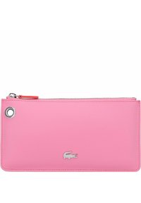 Portefeuille texturé rose en matériau synthétique, avec des éléments en métal argenté et un petit logo. Fermeture zippée avec un onglet contrastant.