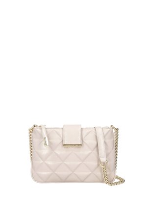 Piccola borsa a tracolla in pelle beige trapuntata con tracolla a catena dorata e cerniera, dotata di chiusura frontale a patta con marchio in metallo.