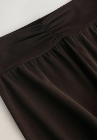 Vald, chocolate brown