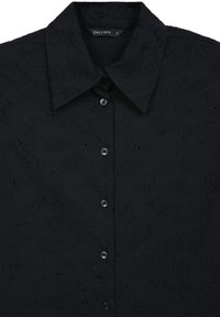Camicia nera ricamata con colletto a punta, caratterizzata da motivi floreali, sei bottoni frontali e tessuto texturizzato. Marca: Calliope.