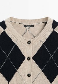 Beige en marineblauwe argyle gebreide cardigan met ronde halslijn en drie zwarte knopen aan de voorkant, gelabeld Massimo Dutti.