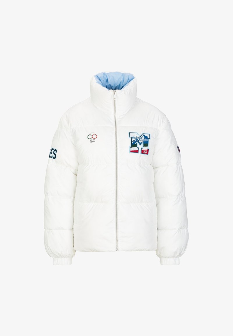Weißer Pufferjacke mit hohem Kragen, Frontreißverschluss und blauer Innenauskleidung. Mit gesticktem Berglogo und Olympischen Ringen auf der Brust.