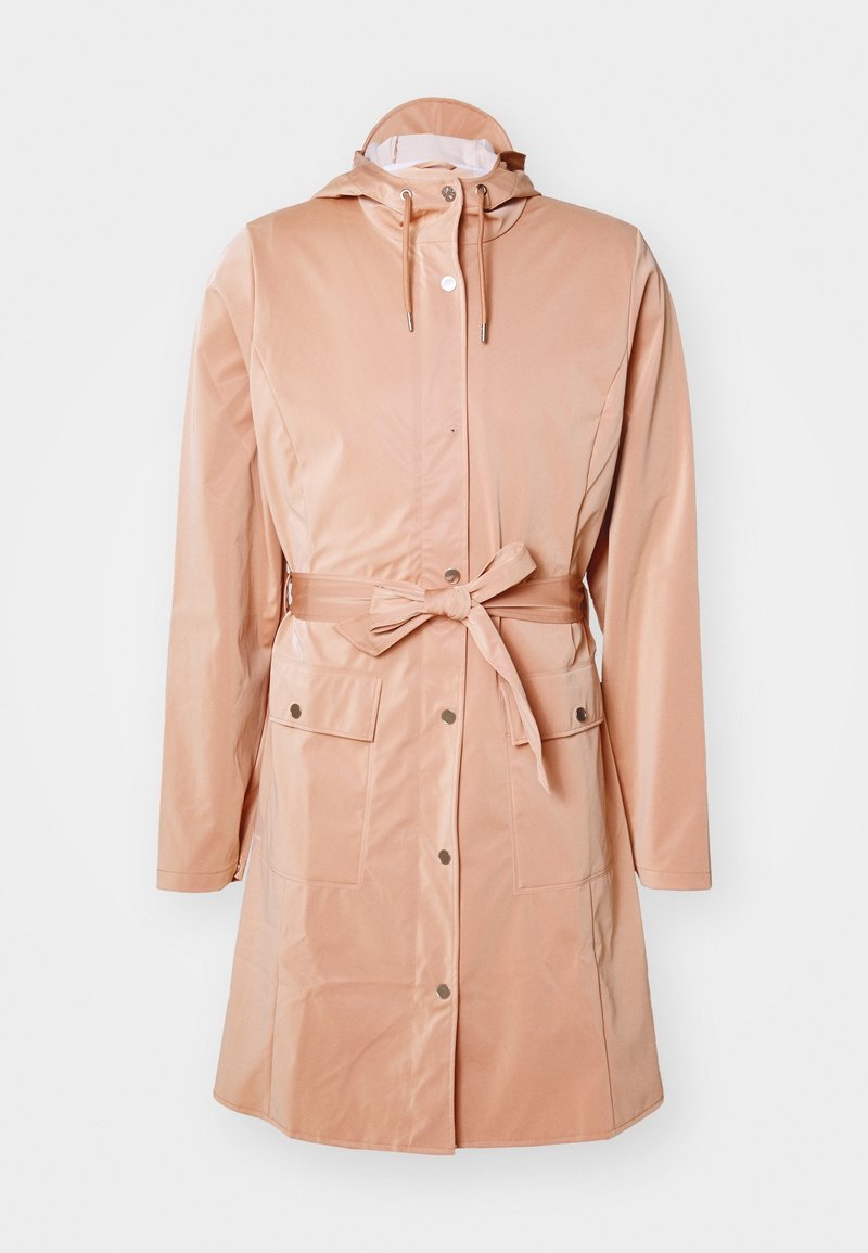 Imperméable couleur pêche clair longueur genou avec capuche, boutons-pression devant, ceinture nouée à la taille et deux poches à rabat avec fermetures-pression.