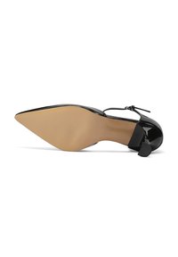 Scarpa con tacco alto in pelle verniciata nera, con punta affusolata e cinturino alla caviglia. Presenta una texture liscia e una suola in gomma beige.