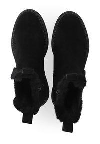 Zwarte suede enkellaarsjes met een ronde neus, zachte voering en zigzagstiksels. Voorzien van hendels en gestructureerde rubberen zolen.