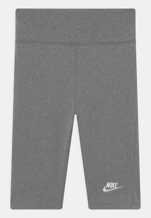 Grå Nike leggings i mellem længde med høj talje og hvidt Nike-logo på nederste venstre ben.