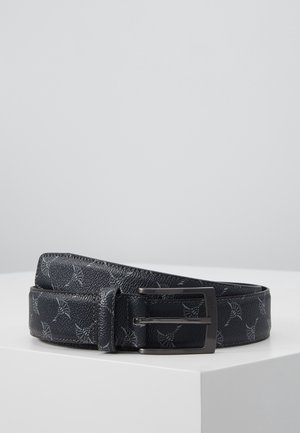 Ceinture en cuir noir avec un motif géométrique subtil et une boucle rectangulaire en métal foncé, posée enroulée sur une surface blanche.