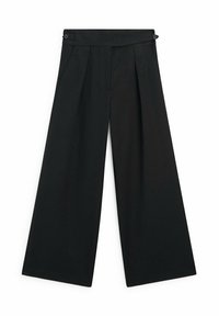Zwarte wijde broek met een hoge tailleband, voorzien van scherpe plooien, zijzakken en knoopaccenten op de tailleband. Glad textuur.