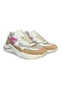Herresneakers med hvid og pink design, fremstillet af ruskind og mesh-materialer, med teksturerede såler og markante snørebånd. Bemærkelsesværdige detaljer inkluderer sølvaccent.