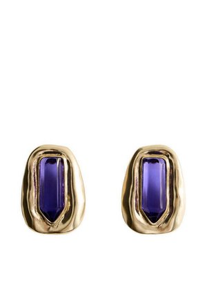 Boucles d'oreilles en or aux formes irrégulières avec des pierres précieuses rectangulaires bleu profond au centre sur fond blanc.