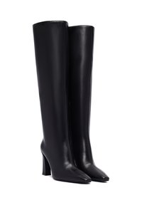 Bottes en cuir noires montantes avec un bout pointu et un talon épais. La surface est lisse avec une finition brillante et un minimum de détails.