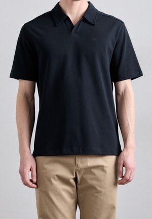 Czarna koszulka polo z krótkimi rękawami i kołnierzykiem, z subtelnym logo na lewej piersi. Gładka tekstura, klasyczna sylwetka.