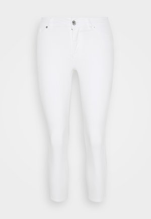 Jeans blancos de corte ajustado con cierre de botón y cremallera, bolsillos delanteros y trabillas para cinturón, mostrados sobre un fondo liso.