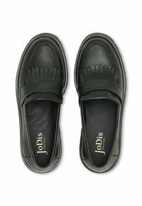 Tum�ši zaļi ādas loafers ar fringu detaļu, gludu tekstūru un mīkstu siksniņu augšpusē. Zelta logo iekšpusē.