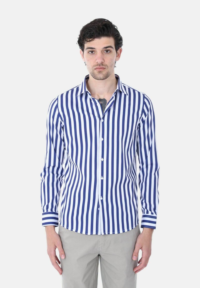 Camicia a righe blu e bianche con colletto button-down, maniche lunghe e vestibilità slim, realizzata in un tessuto morbido.