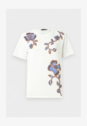 Λευκό κοντομάνικο T-shirt με μπλε και καφέ λουλουδένια σχέδια στον ώμο, το πάνω μέρος του στήθους και στο κάτω μέρος της πλευράς.