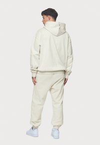 Pegador LOGO OVERSIZED  - Jersey con capucha - washed salty cream