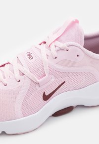 Nike Performance IN SEASON TR 13 - Tenisice za trening - pink foam/dark team red/adobe