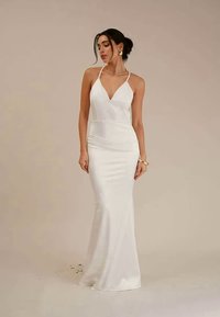 Vestido de noite em satin branco com decote em V profundo, corpete justo e saia ampla, apresentando alças finas e uma textura lisa e lustrosa.