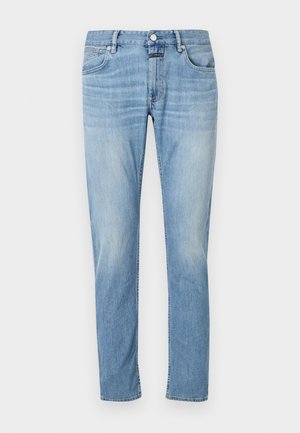 Jeans de denim azul claro con un diseño de pierna recta, cinco bolsillos y costuras visibles. La tela parece suave con un acabado desgastado.