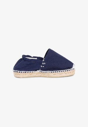 Navy-Canvas-Espadrille mit geschlossener Spitze, Jutesohel und weißen Nähakzenten. Leicht und atmungsaktiv im Design.