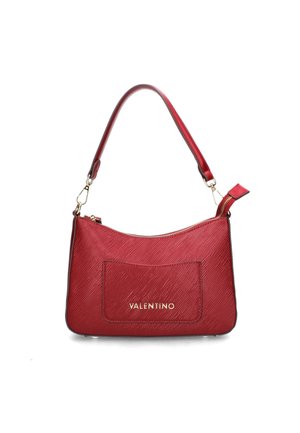 Borsa a tracolla in pelle rossa con una texture, zip e dettagli in oro. Presenta una tasca frontale e il logo "VALENTINO" in oro sulla parte anteriore.