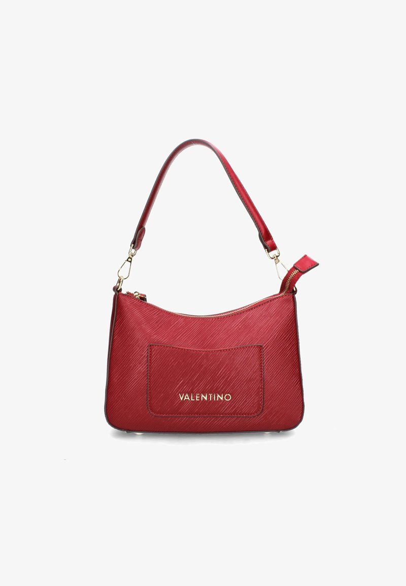 Borsa a tracolla in pelle rossa con una texture, zip e dettagli in oro. Presenta una tasca frontale e il logo "VALENTINO" in oro sulla parte anteriore.