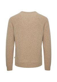 Beige pletený svetr s dlouhým rukávem a žebrovanými manžetami a lemem, zobrazený zezadu na bílém pozadí.