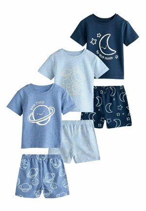 Tri páry detských pyžám s motívom planét, mesiacov a hviezd; vrchné diely majú usmievavé nebeské vzory s frázami ako "si skvelý" a "k mesiacu".