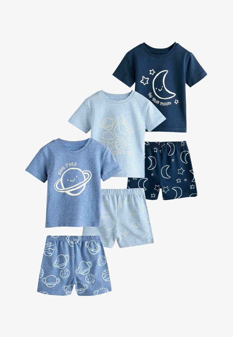 Trei seturi de pijamale pentru copii mici, cu planete, luni și stele; bluzele au modele cerești zâmbitoare cu fraze precum „ești grozav” și „până la lună”.