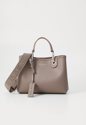 Borsa a mano in pelle marrone con texture, manici doppi, hardware in metallo, una tracolla staccabile con motivo e un'etichetta del marchio attaccata.