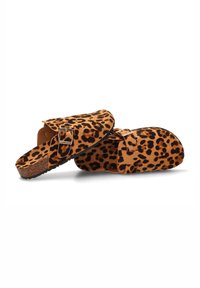 Zuecos con estampado de leopardo en material de gamuza color marrón, con un detalle de hebilla en la correa y una suela natural de corcho. Diseño plano y abierto por detrás.