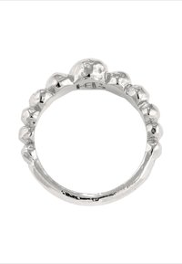 Silver ring med en rundad band och texturerade, kupolformade detaljer längs den övre kanten som ger en polerad finish.