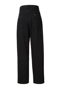 Pantalones de mezclilla negros con cintura alta y diseño de pierna ancha. Cuenta con dos bolsillos traseros y una etiqueta de la marca en la pretina. Textura suave.