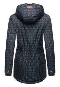 Giubbino imbottito blu scuro con motivo a chevron, cappuccio regolabile, vita arricciata e bottoni tondi ai polsini. Tessuto morbido e testurizzato.