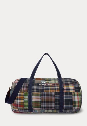 Patchwork ternet duffel taske med navyblå håndtag og skulderrem, mærket "Polo by Ralph Lauren" foran i midten.