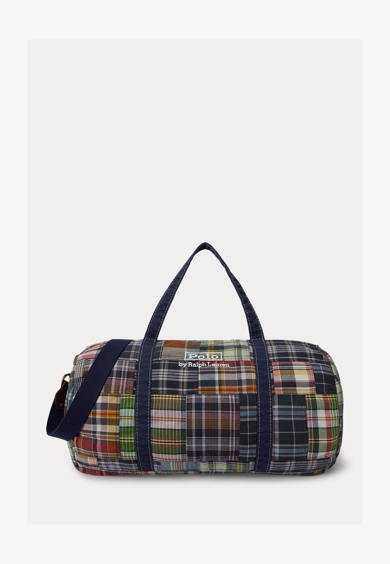 Τσάντα duffel με πατς ανιέτα σε σχέδιο καρό, με μπλε σκούρες χειρολαβές και λουρί ώμου, με την επωνυμία "Polo by Ralph Lauren" στο κέντρο μπροστά.
