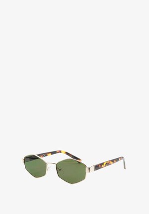 Occhiali da sole ottagonali con lenti verdi, montatura in metallo argentato e aste in acetato con motivo tartarugato. Finitura lucida, design leggero.
