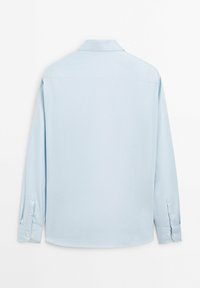 Lichtblauwe blouse met lange mouwen van gladde stof. Heeft een klassieke kraag, knoopmanchetten en een rechte zoom met subtiele stiksels.