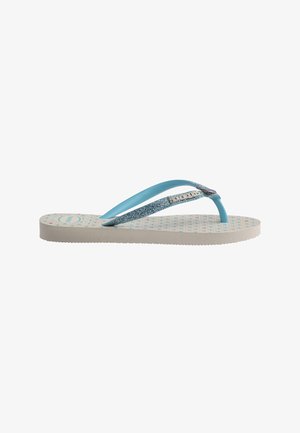 Infradito singolo azzurro chiaro e beige con cinturino glitterato e soletta decorata, mostrato di lato su sfondo bianco.