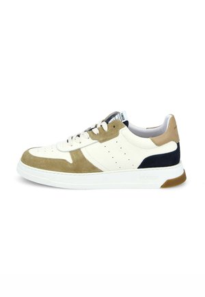 Baskets pour hommes en cuir crème et en daim olive, avec des accents bleu marine et beige. Semelles texturées et détails perforés présents.