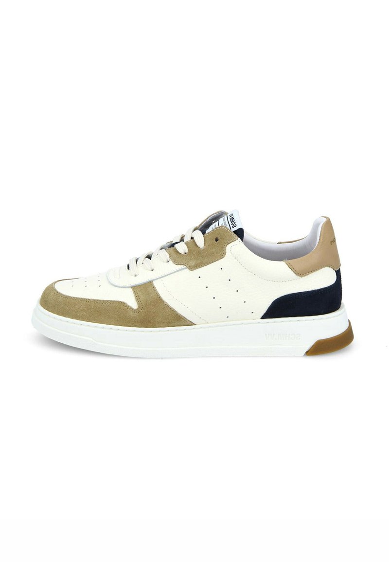 Baskets pour hommes en cuir crème et en daim olive, avec des accents bleu marine et beige. Semelles texturées et détails perforés présents.